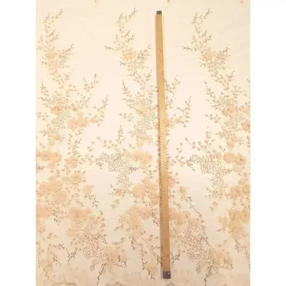 krajka vyšitá na tylu, broskvové 3D květy