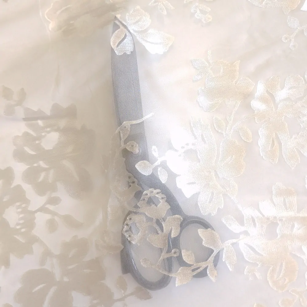 hedvábí DEVORÉ, růže, ivory